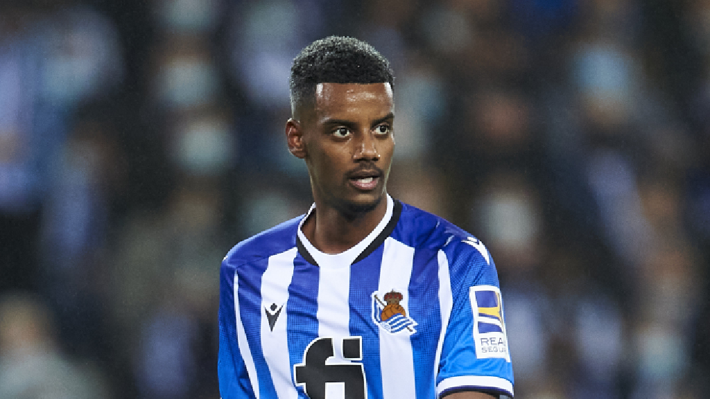 Alexander Isak talar ut om ryktena