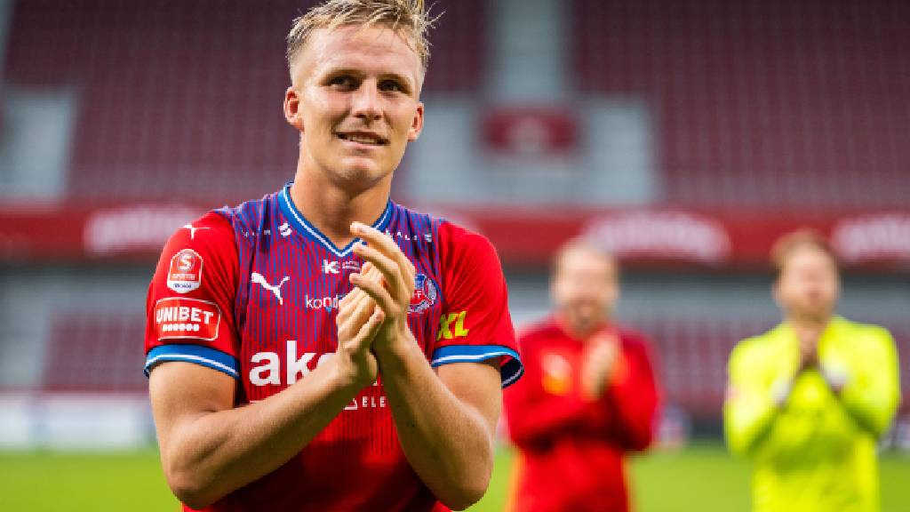 Casper Widell skriver på för Excelsior