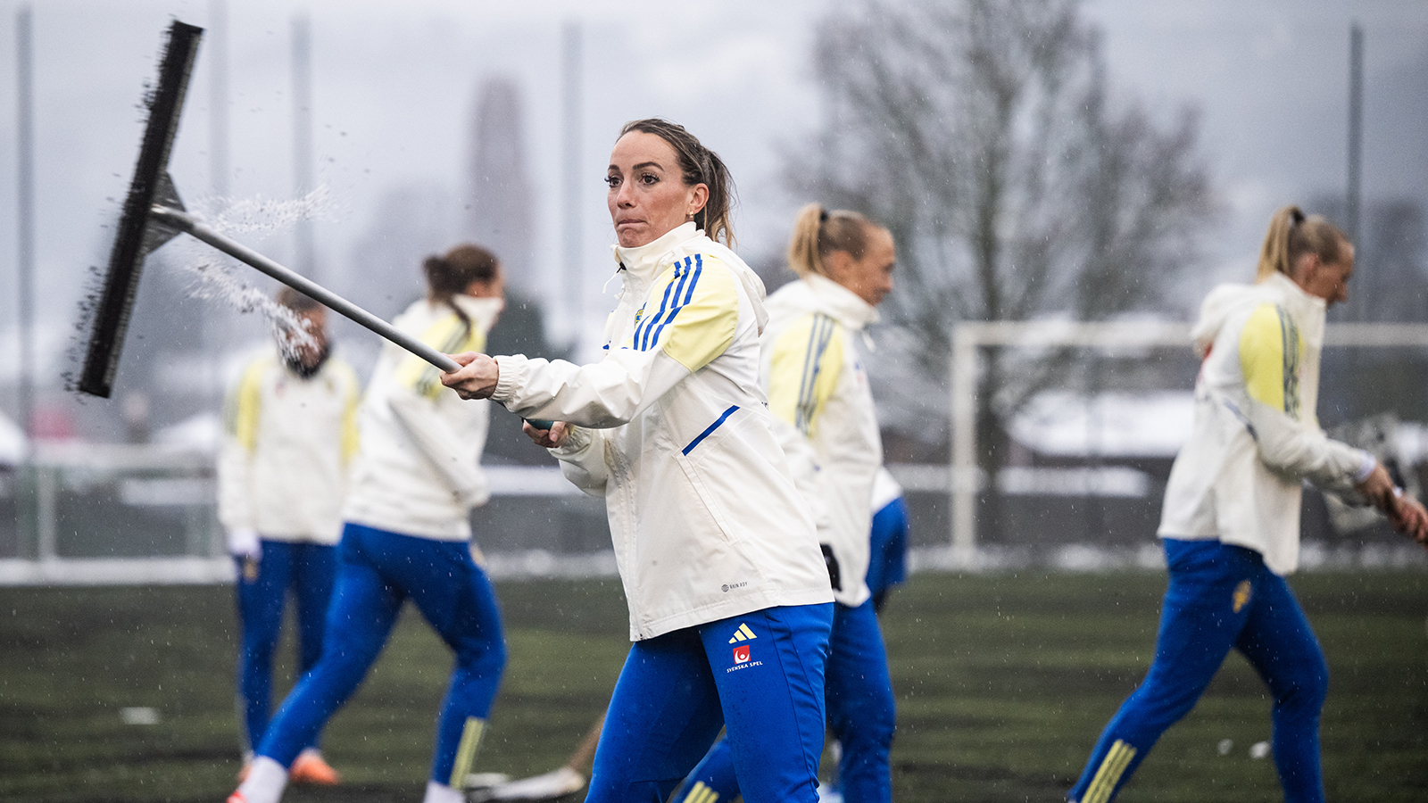 Snökaos inför måstematchen – fick skotta fram planen