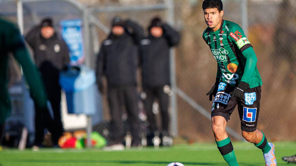 Luke Le Roux skriver på för FC Volendam i Nederländerna