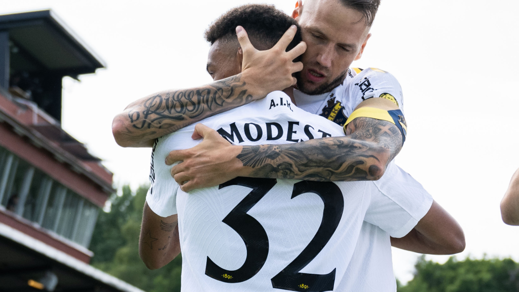 Han gör sitt andra för matchen – utökar AIK:s ledning