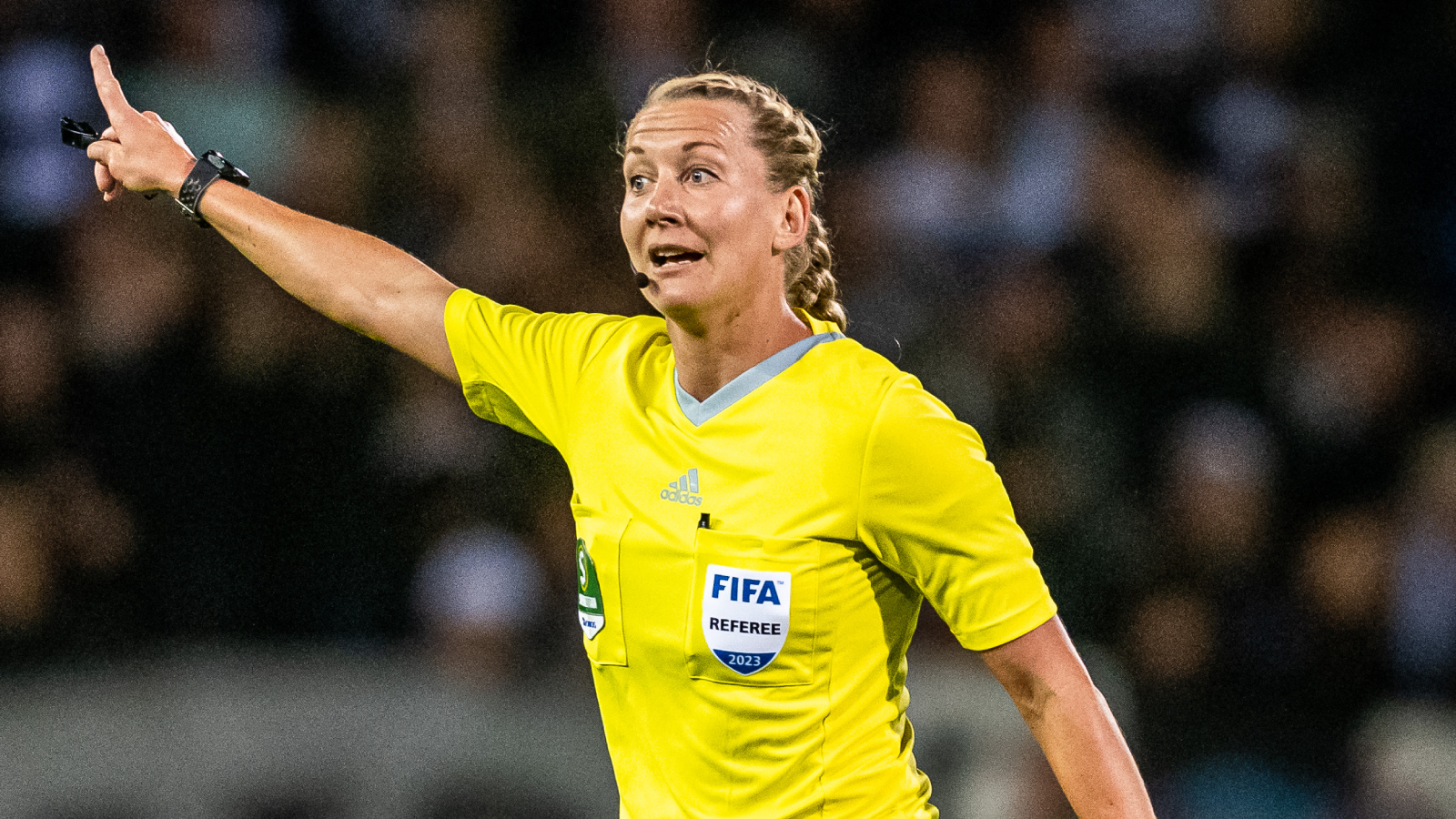 Tess Olofsson blir historisk under allsvenska slutomgången – första kvinnliga huvuddomaren i allsvenskan