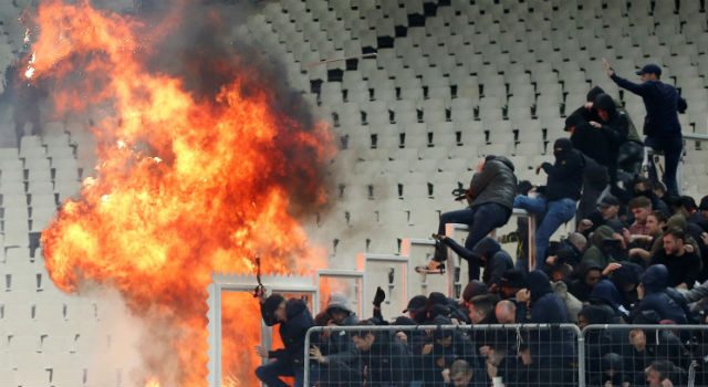 Skandalscener i kväll – supporter slogs blodig och inkastad bensinbomb