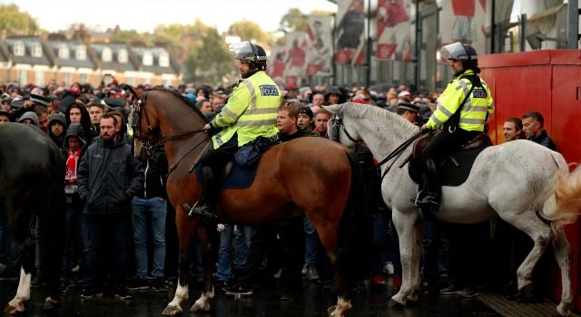 Oroligheter i England – matchen uppskjuten