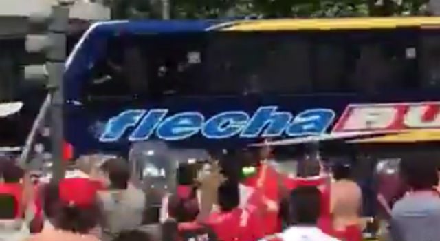 VIDEO: Skandalscener i Argentina – här attackeras Boca Juniors spelarbuss