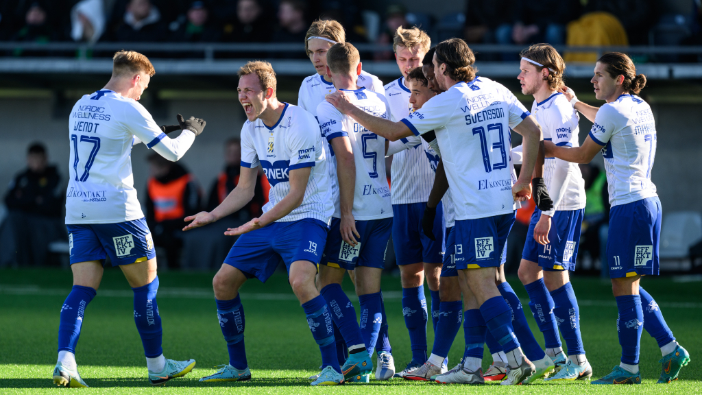 Adam Carlén nickar in 1-0 i det heta derbyt