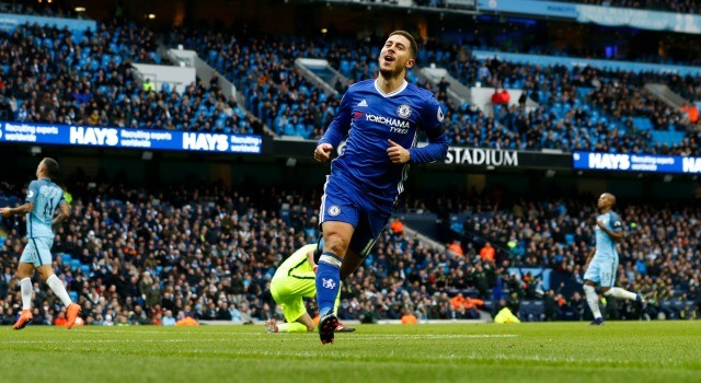 Dramatiskt slut i Manchester – Chelsea ångar på i toppen