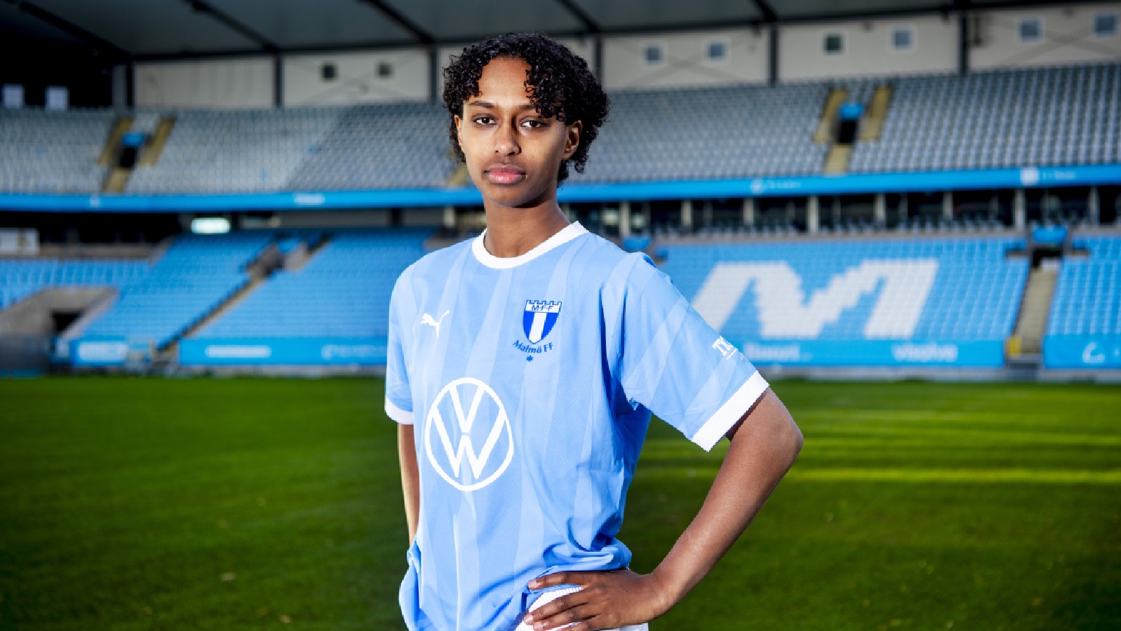 OFFICELLT: Hanna Lofthammar skriver på för Malmö FF