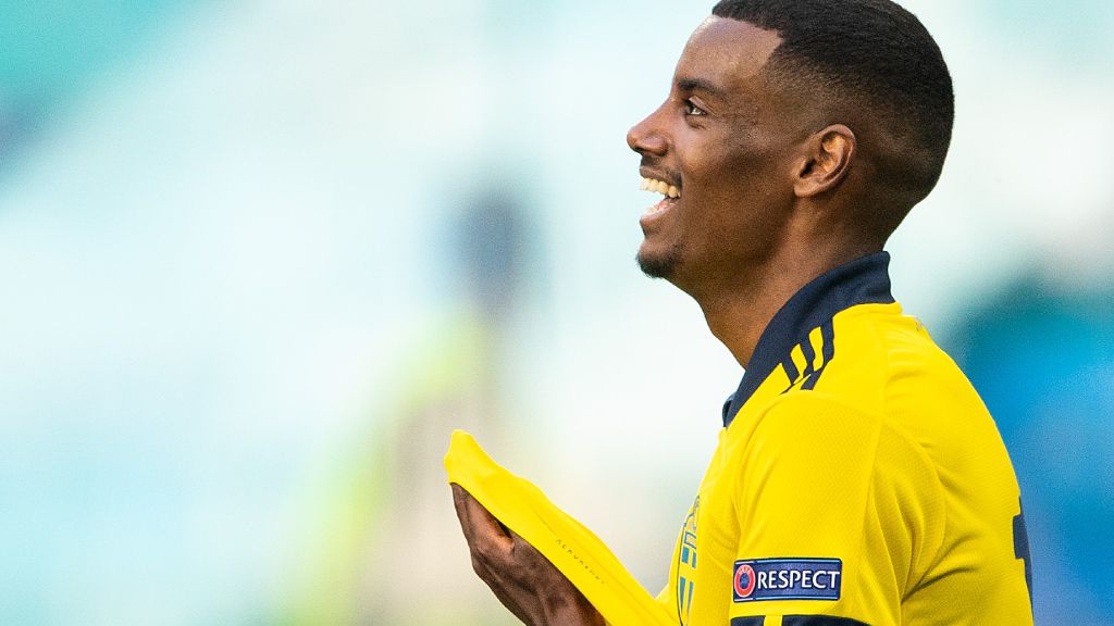 Alexander Isak mötte media – hyllas stort av förbundskaptenen