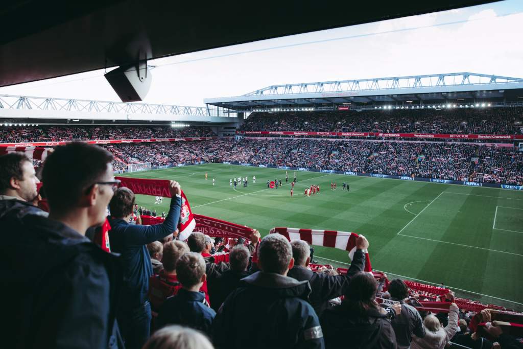 Upplev spänningen i en fotbollsmatch live