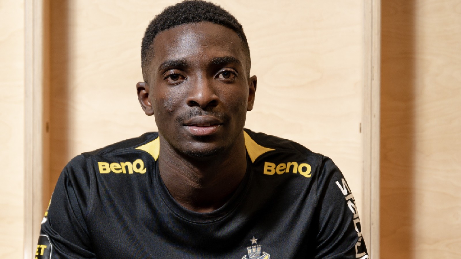 UPPGIFTER: Collins Sichenje på väg bort från AIK