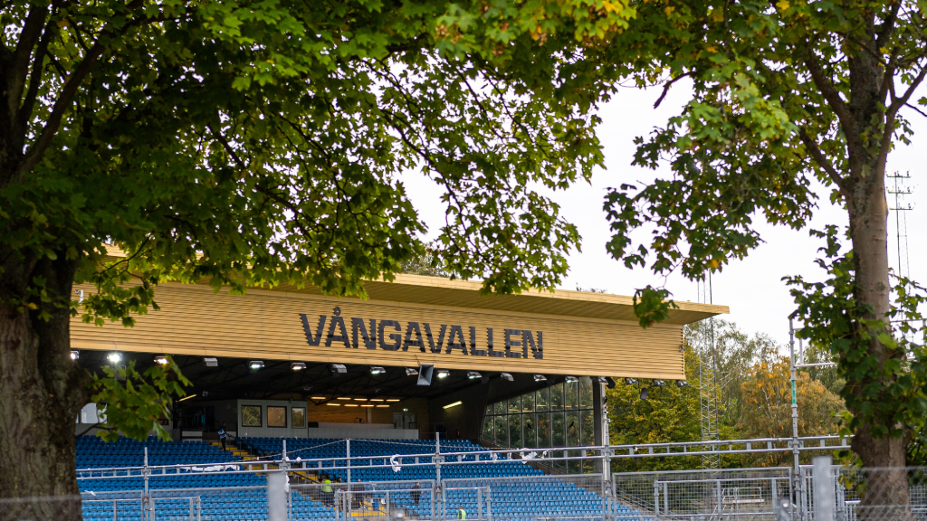 Banderoller uppsatta på Vångavallen – kräver avgång