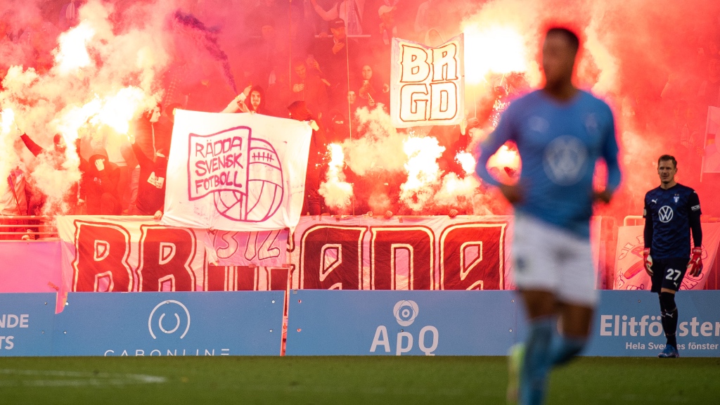 Elva Malmö FF-supportrar portas efter bengalbränning