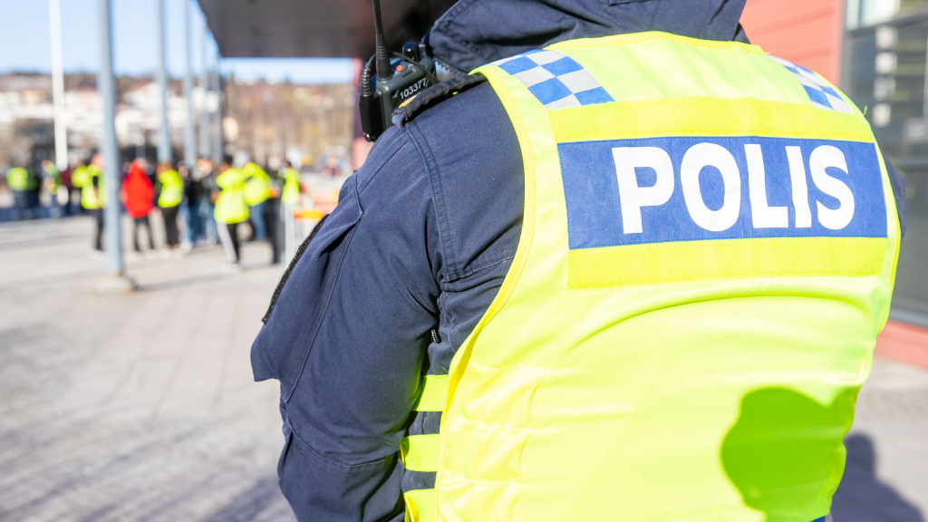 Två poliser skadade efter sammandrabbningar efter Sirius – Djurgården