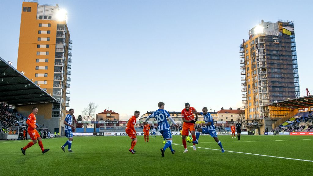 Blåvitt får banderollböter – klubbchefen besviken