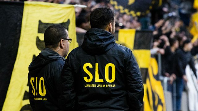 AIK:s SLO polisanmäler ordningsvakt – som motanmäler: ”Eskalerar när de drar batong”