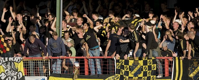 Våldsamma AIK-fans aktar sig för Uefas varning