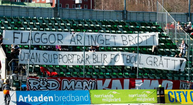 Supportrarna visar sitt missnöje – går samman i enad protest