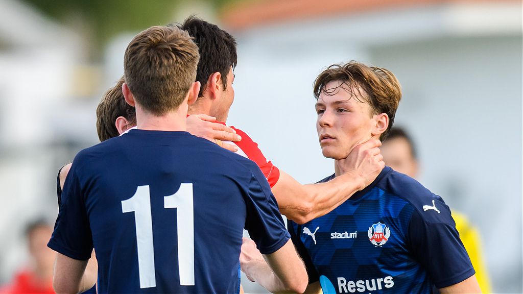 Här tar han strupgrepp på HIF-talangen: “Galen”