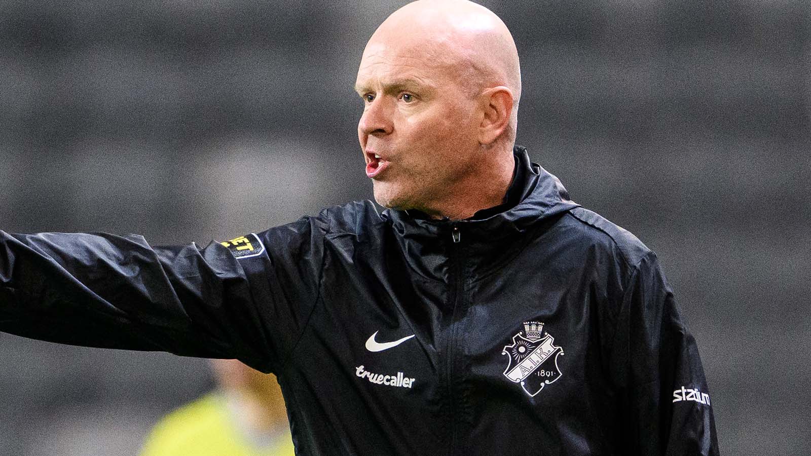 Henning Berg totalsågar AIK:s träningsförutsättningar