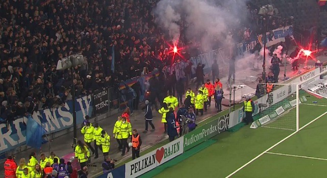 VIDEO: Här avbryts derbyt – skandalscener på läktaren