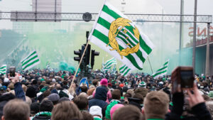 Hammarbys supportrar under en marsch på Götagatan innan fotbollsmatchen i Allsvenskan mellan Hammarby och Sirius den 1 April 2018 i Stockholm.
