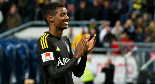 Alexander Isak uppges vara på plats i Tyskland – väntas skriva på