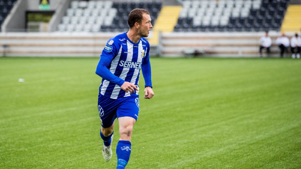 Första starten – då spelade Johansson 90 minuter på ovan position