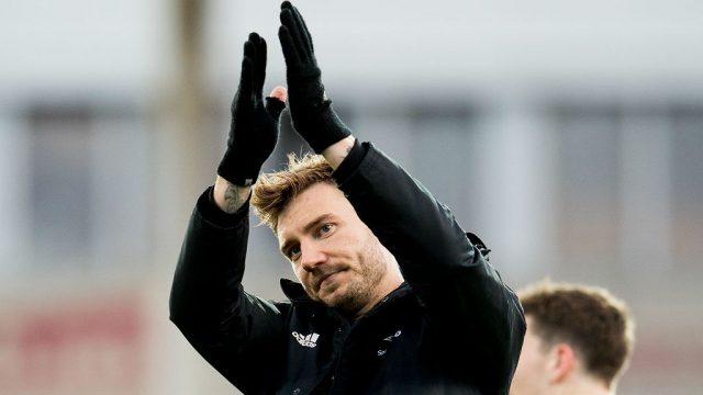 Bendtner ledig på marknaden – vågar allsvenska klubbar hugga på skandaldansken?