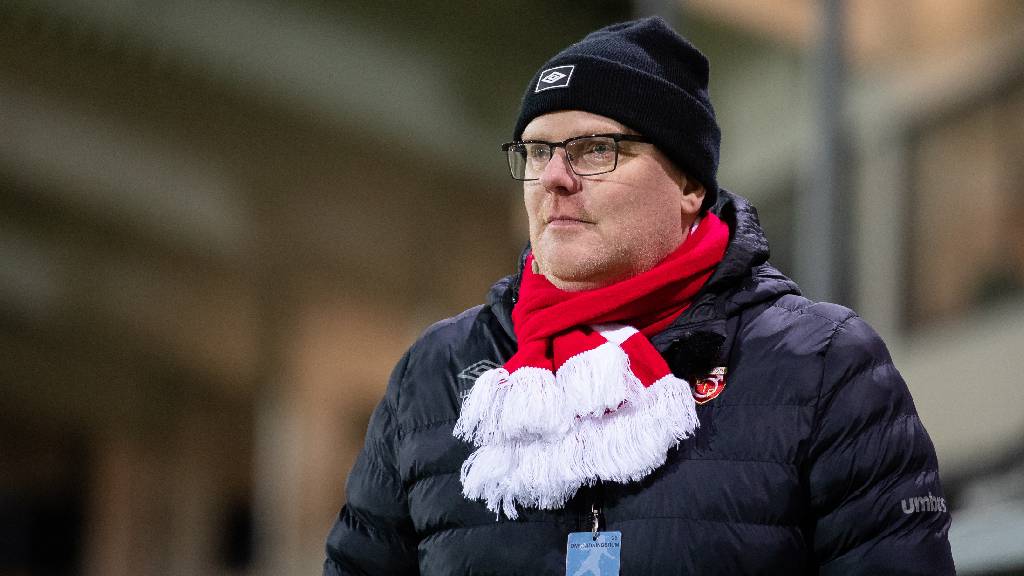 Hon är undantaget i de allsvenska tränarteamen