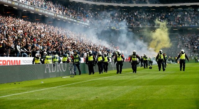 Skandalscener i derbyt – andra halvlek försenad