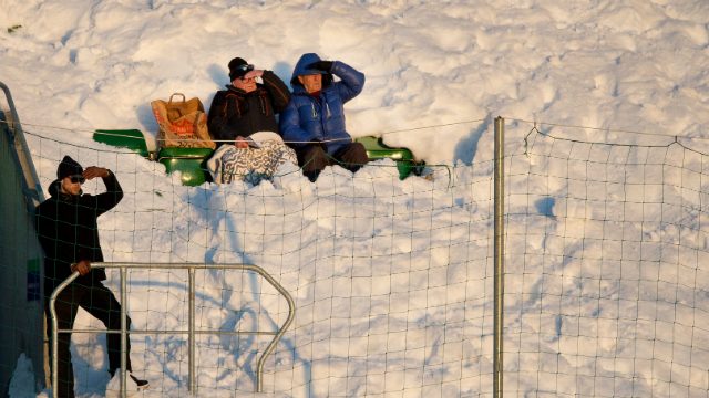 80-åringar grävde fram årskortsplatser: “Glömde snöskorna i bilen”