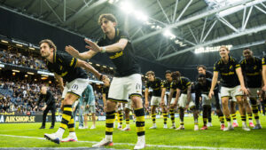 AIKs Hervé Matthys och Taha Ayari jublar efter fotbollsmatchen i Allsvenskan mellan AIK och GAIS den 18 juli 2026 i Stockholm.

