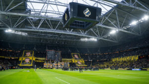 AIKs supportrar med ett tifo inför fotbollsmatchen i Allsvenskan mellan AIK och Halmstad den 5 april 2026 i Stockholm.


