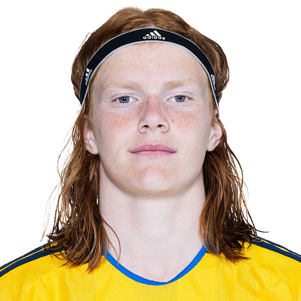 230801 Elvis Van Der Laan poserar för ett porträtt under en fotografering med det svenska P15-landslaget i fotboll den 1 augusti 2023 i Stockholm.