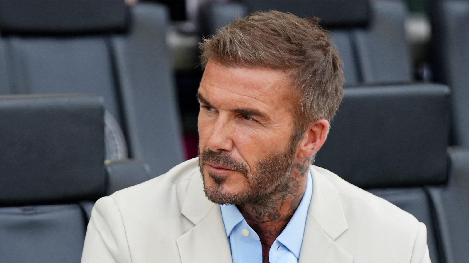 David Beckham har landat i Värmland – på plats för “Svennis” begravning