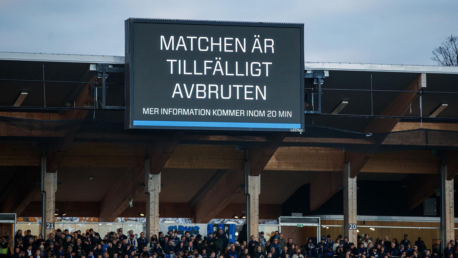 Spelare träffad av inkastat föremål – person avlägsnad från arenan