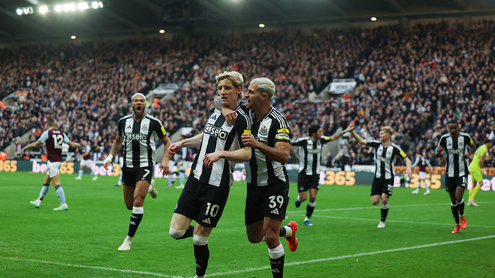 JUST NU: Newcastle tar ledningen direkt