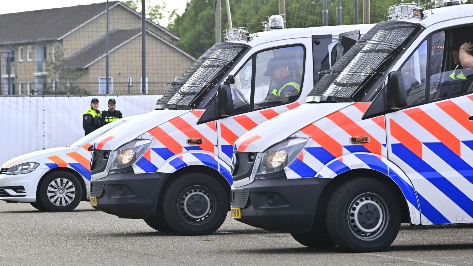 Kaos i Nederländerna – supportrar och polis har drabbat samman