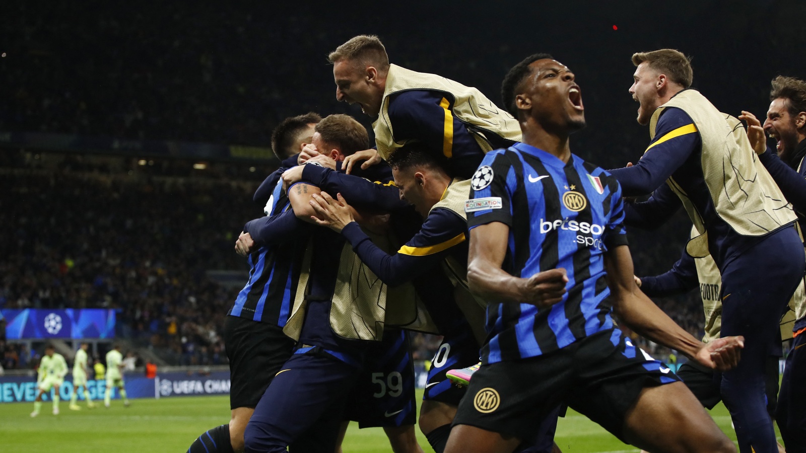 Inter med stormsteg mot final – tvåmålsledning i paus