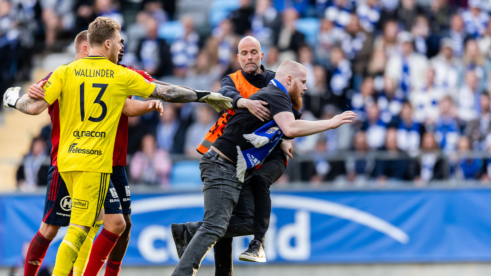 JUST NU: Skandalscener – supporter sprang in och attackerade spelare
