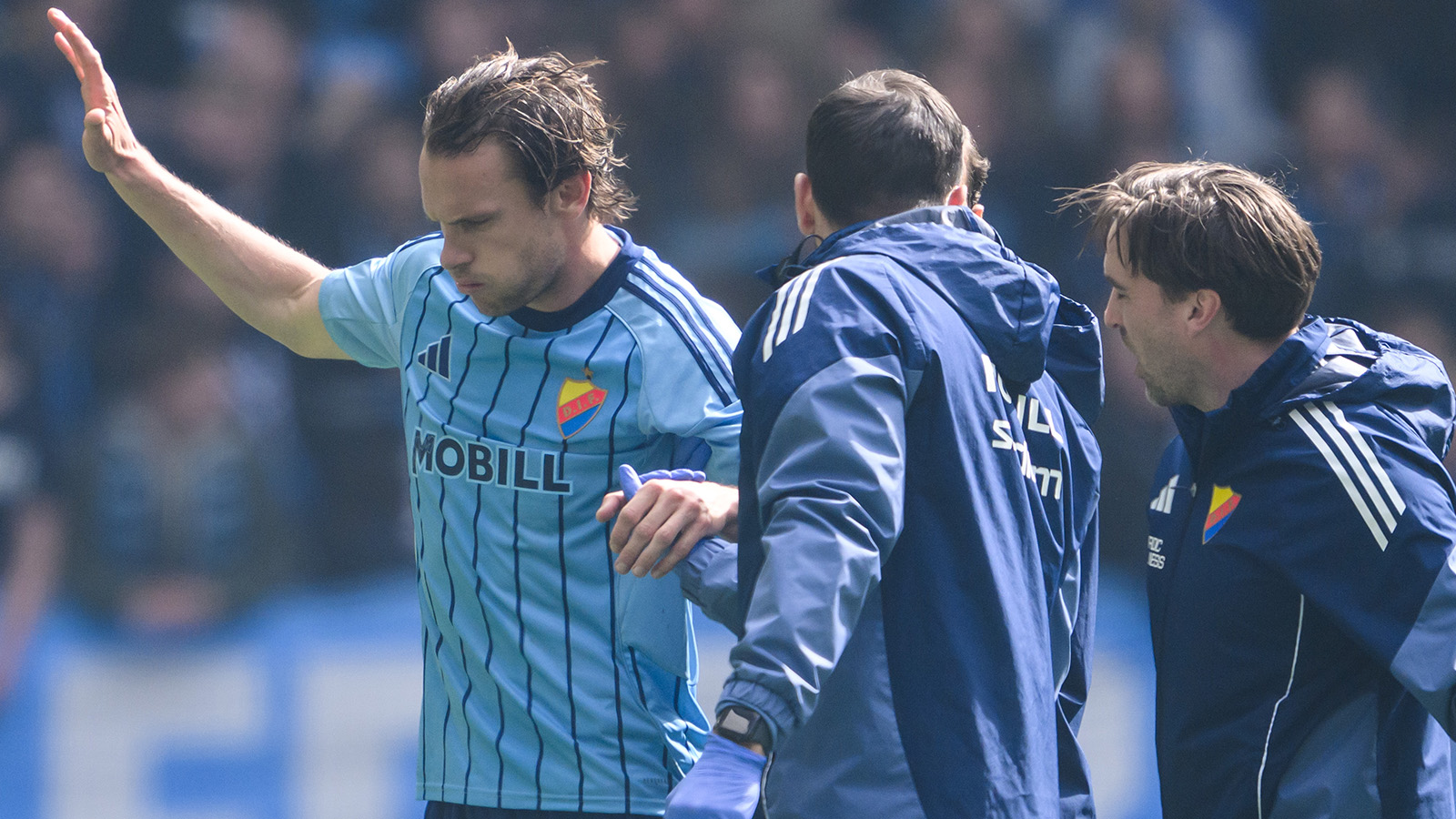 Dif-stjärnan vrider sig i plågor – tvingas bryta 
