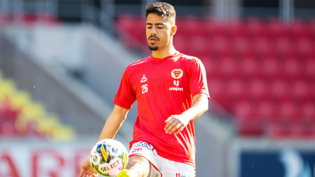 230514 Kalmars Arash Motaraghebjafarpour inför fotbollsmatchen i Allsvenskan mellan Kalmar och Brommapojkarna den 14 maj 2023 i Kalmar.