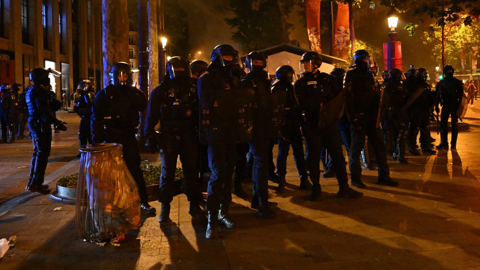 Kaosscener i Paris – två personer är döda