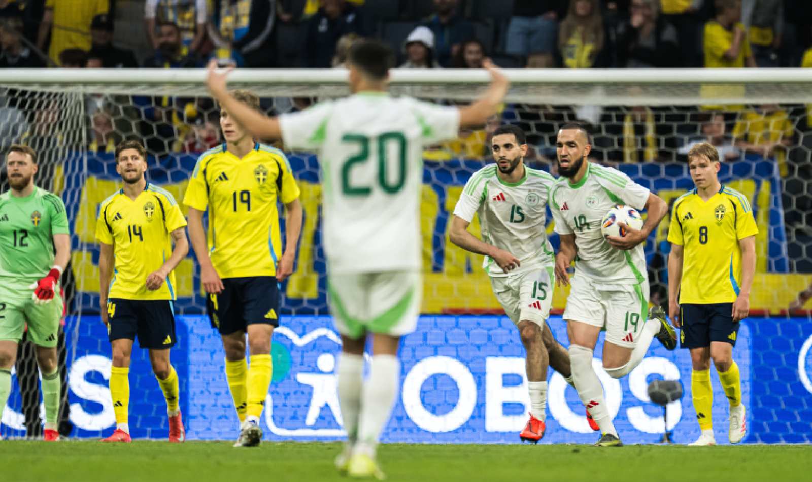 Sverige nära kollaps trots Semas hattrick