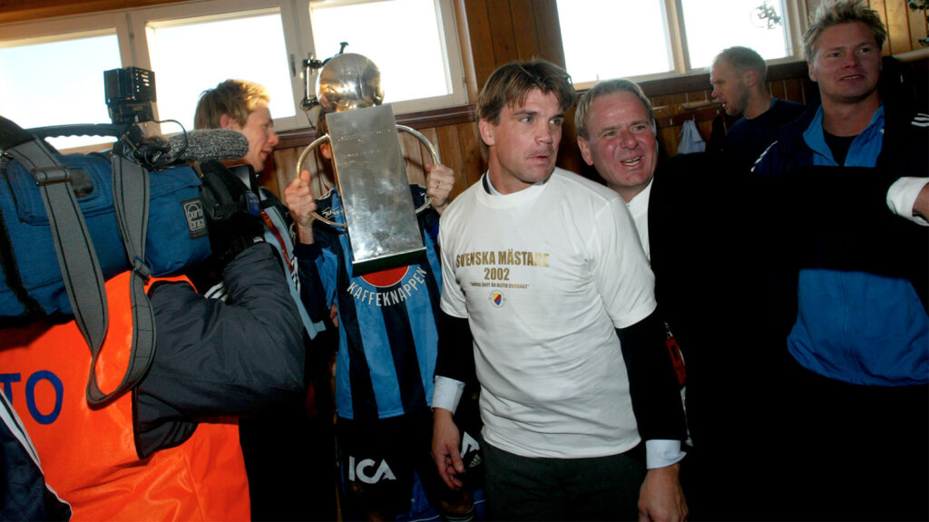 021102 Fotboll, Djurgården: Bosse Andersson Djurgården och Pelle Kotschack, Svenska Spel och Djurgården. Svenska mästare 2002. Omklädningsrum.