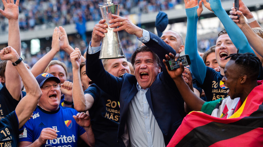 180510 Djurgårdens sportchef Bosse Andersson jublar med pokalen efter finalen i Svenska Cupen i fotboll mellan Djurgården och Malmö FF den 10 maj 2018 i Stockholm.
