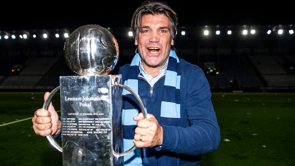 191102 Djurgårdens sportchef Bosse Andersson jublar med Lennart Johanssons pokal efter fotbollsmatchen i Allsvenskan mellan IFK Norrköping och Djurgården den 2 november 2019 i Norrköping.