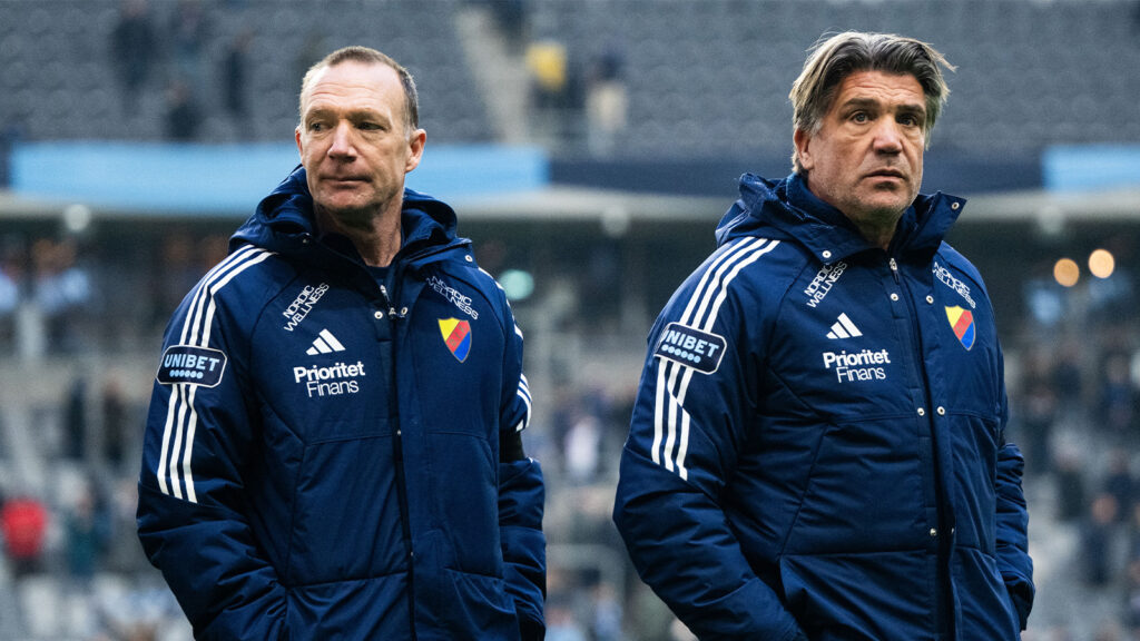 231022 Djurgårdens tränare Kim Bergstrand och sportchef Bosse Andersson deppar efter fotbollsmatchen i Allsvenskan mellan Djurgården och Hammarby den 22 oktober 2023 i Stockholm.
