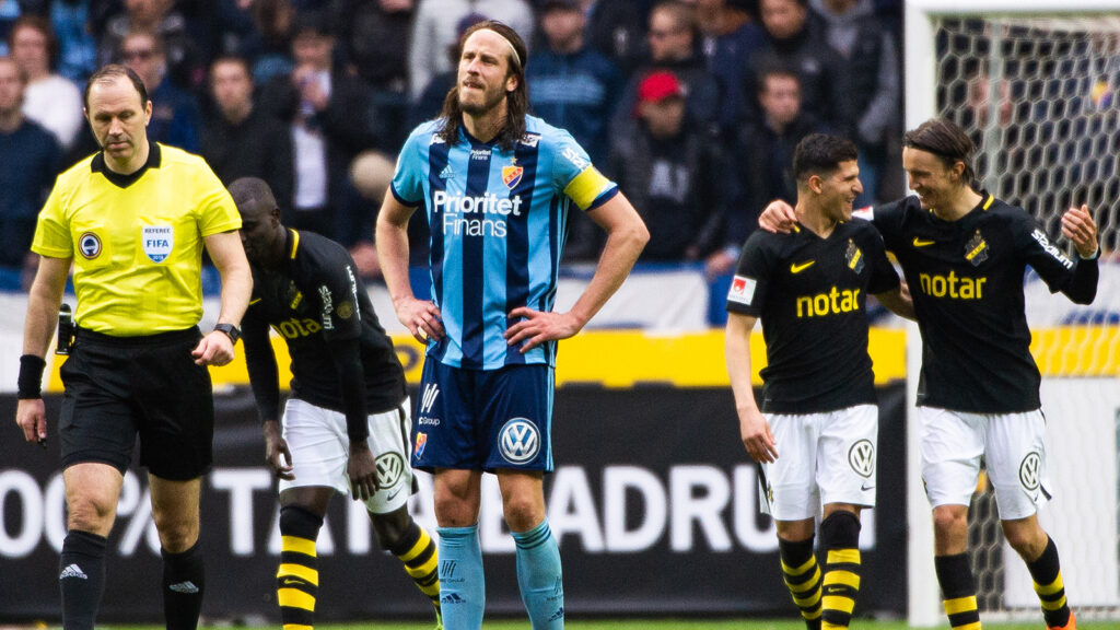 180415 Djurgårdens Jonas Olsson deppar efter att AIK gjort 2-0-målet under fotbollsmatchen i Allsvenskan mellan AIK och Djurgården den 15 april 2018 i Stockholm.
